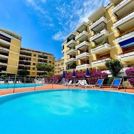 شقة San Lorenzo Exclusive - Beachfront & Pools سان لورينسو أل ماري