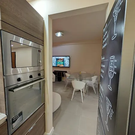 San Lorenzo Exclusive - Beachfront & Pools شقة *